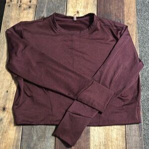 Burgundy cropped athletic shirt